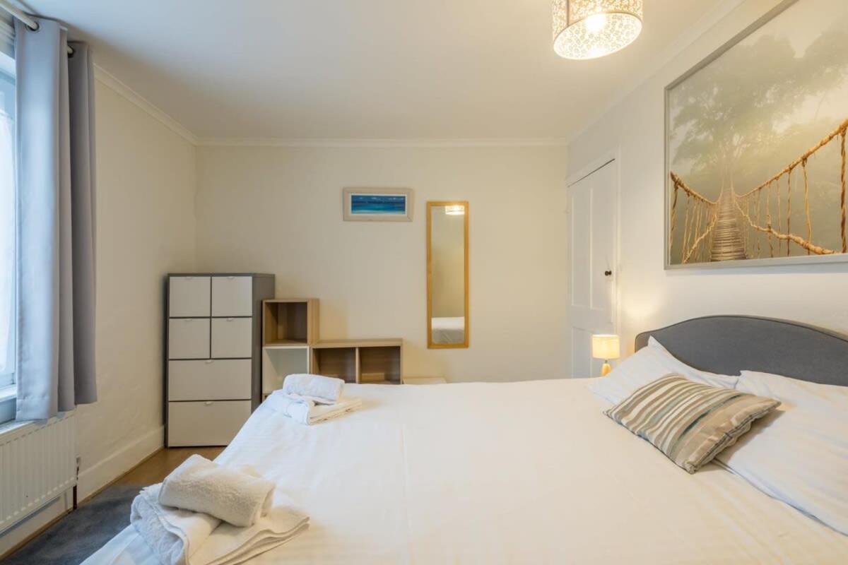 4 Bed - Perfect Location With Parking *