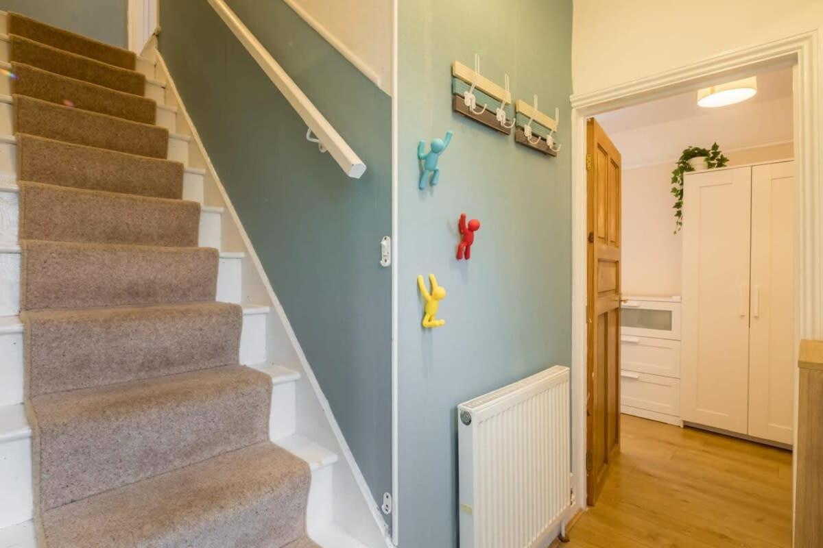 4 Bed - Perfect Location With Parking