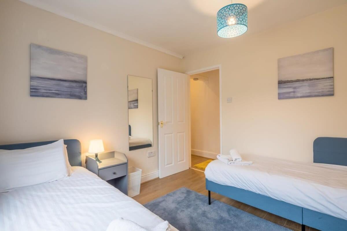 4 Bed - Perfect Location With Parking *